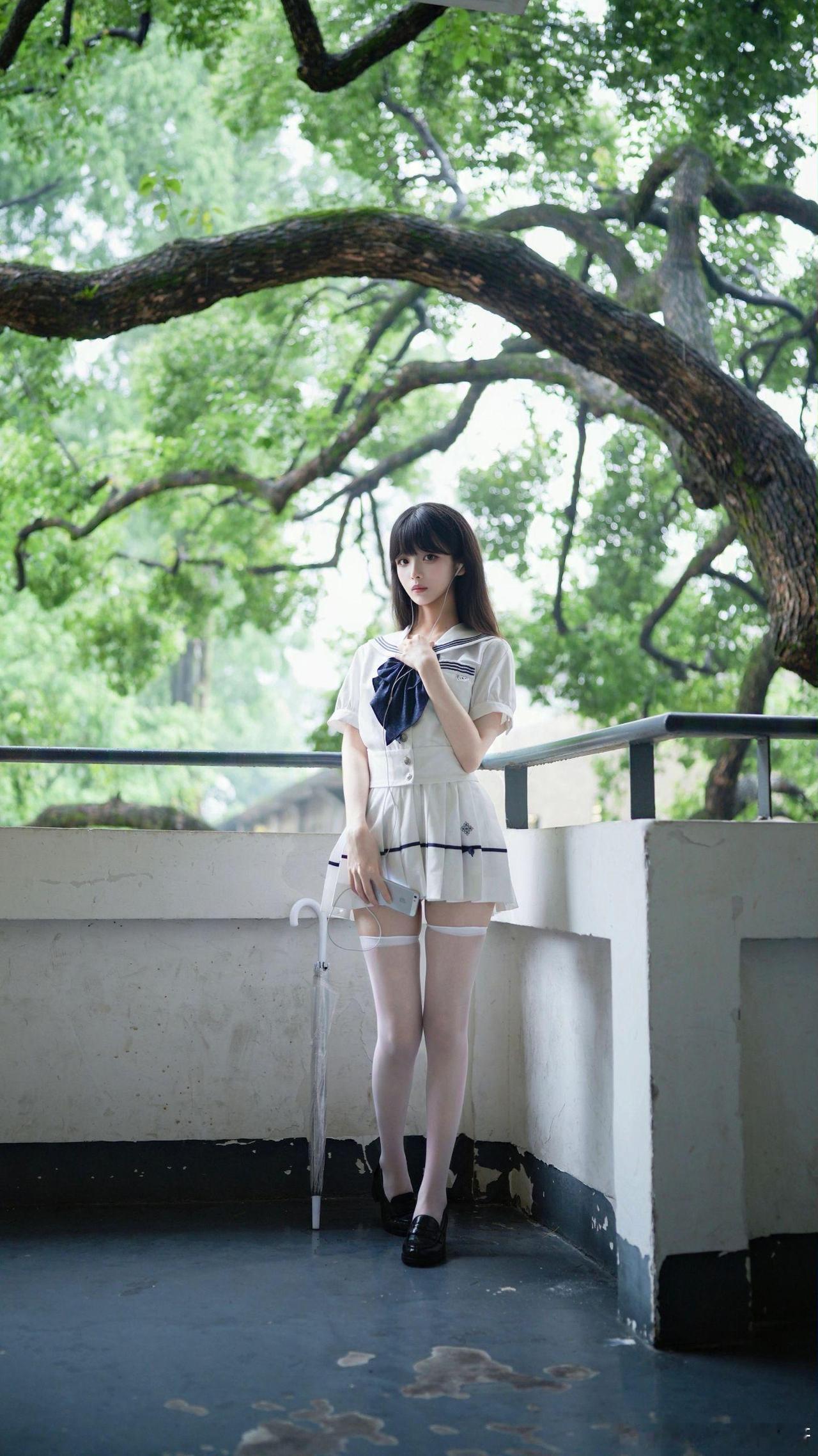 高级感穿搭，温柔风穿搭。少女漫步在校园长廊，黑发飘飘，白裙飘飘，黑包飘飘，手机飘