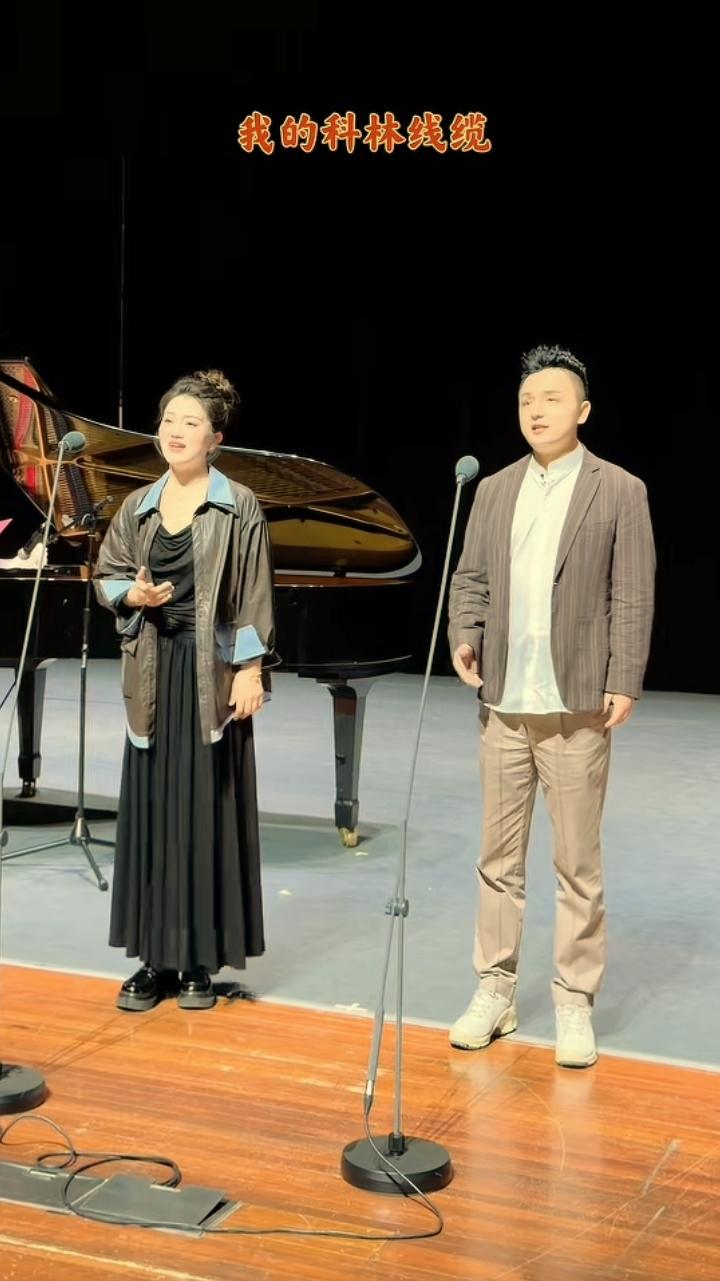 九哥小虎牙在无锡演唱会前进行试音，演唱的是科林线缆企业歌曲《爱在你我身边》。这首