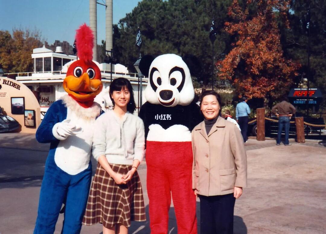 这张老照片拍摄于1983年，29岁的王安忆和她母亲茹志鹃的和合影。当时母女两人同...