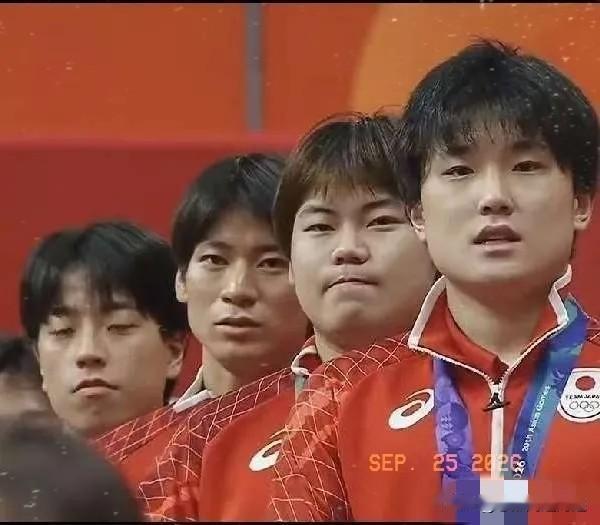 真是越来越看不懂张本智和了
在亚运会3:2战胜国乒后，除了表达获胜的喜悦外，还做
