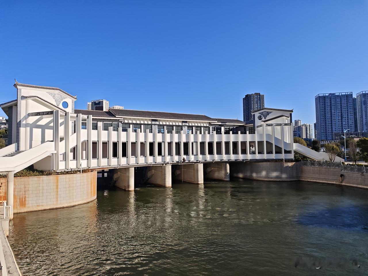 今天，我起了个大早，专程去了趟洱海出海口西洱河，看望老闸门，参观新闸门，以这种方