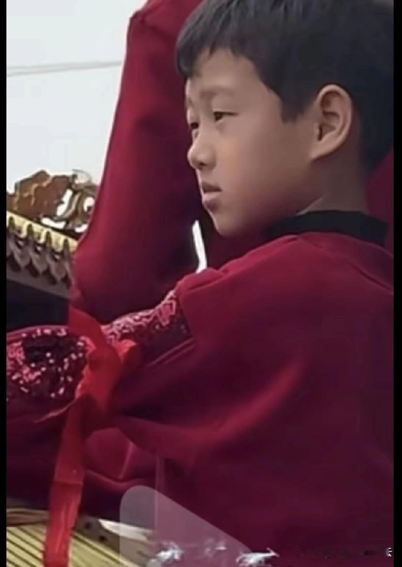 这个自己爬上妈祖巡游车的小孩，怪不得网友会认错，这个孩子长的确实太像男孩了。
不