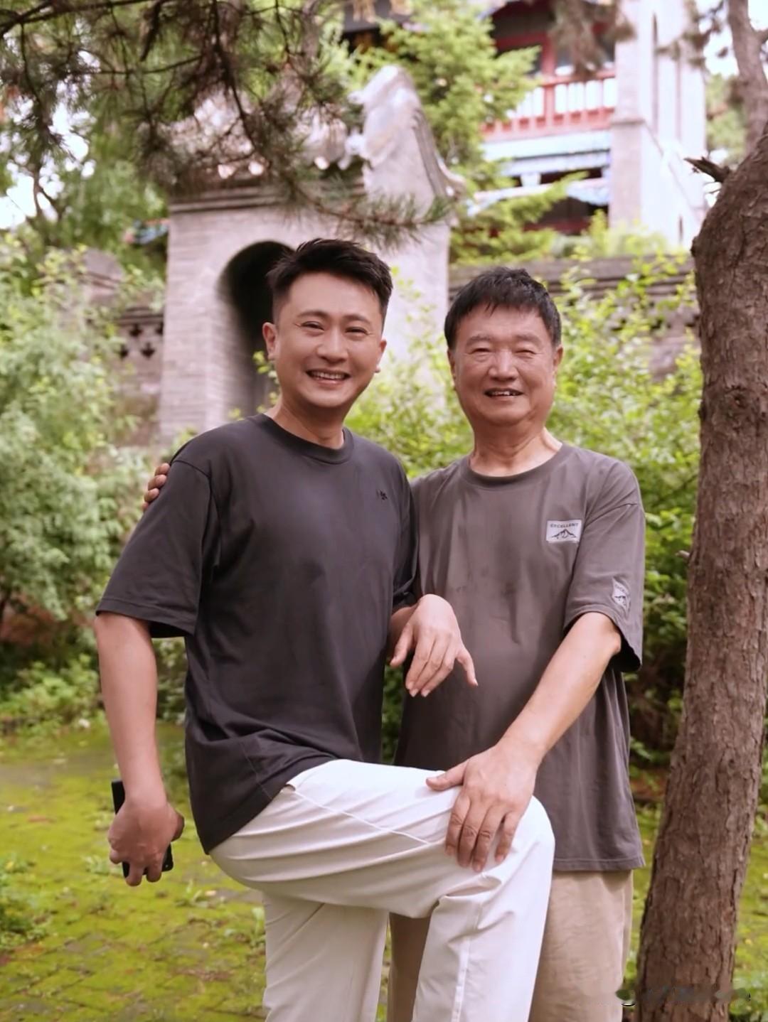 央视主持人杨帆携爸爸妈妈重游家乡铁岭市龙首山，并晒出多张父子合照，其中有一张是4