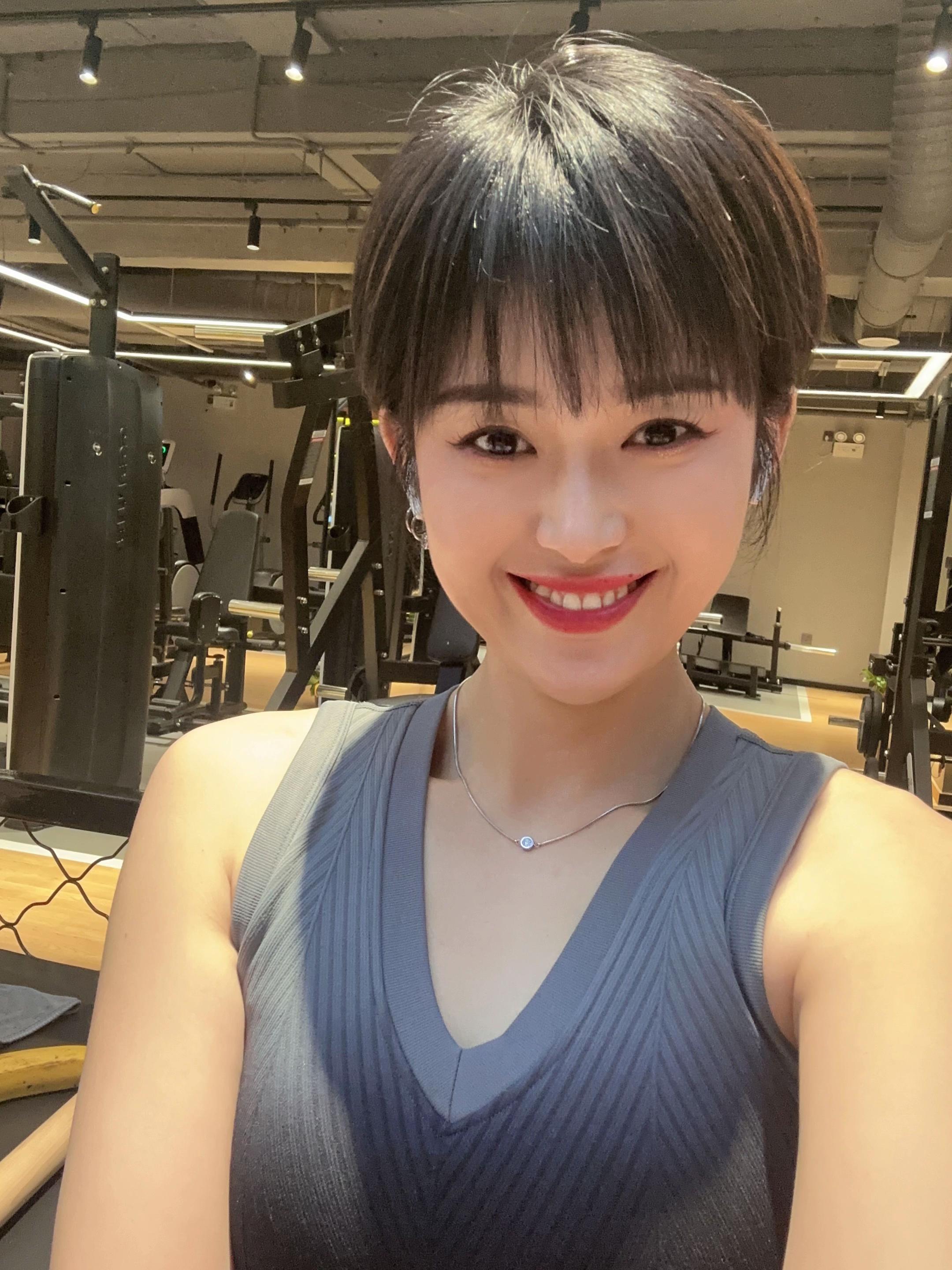 一个精神世界丰盈的女孩子  你和她炫耀什么都没有用  你唯一能向她展示...