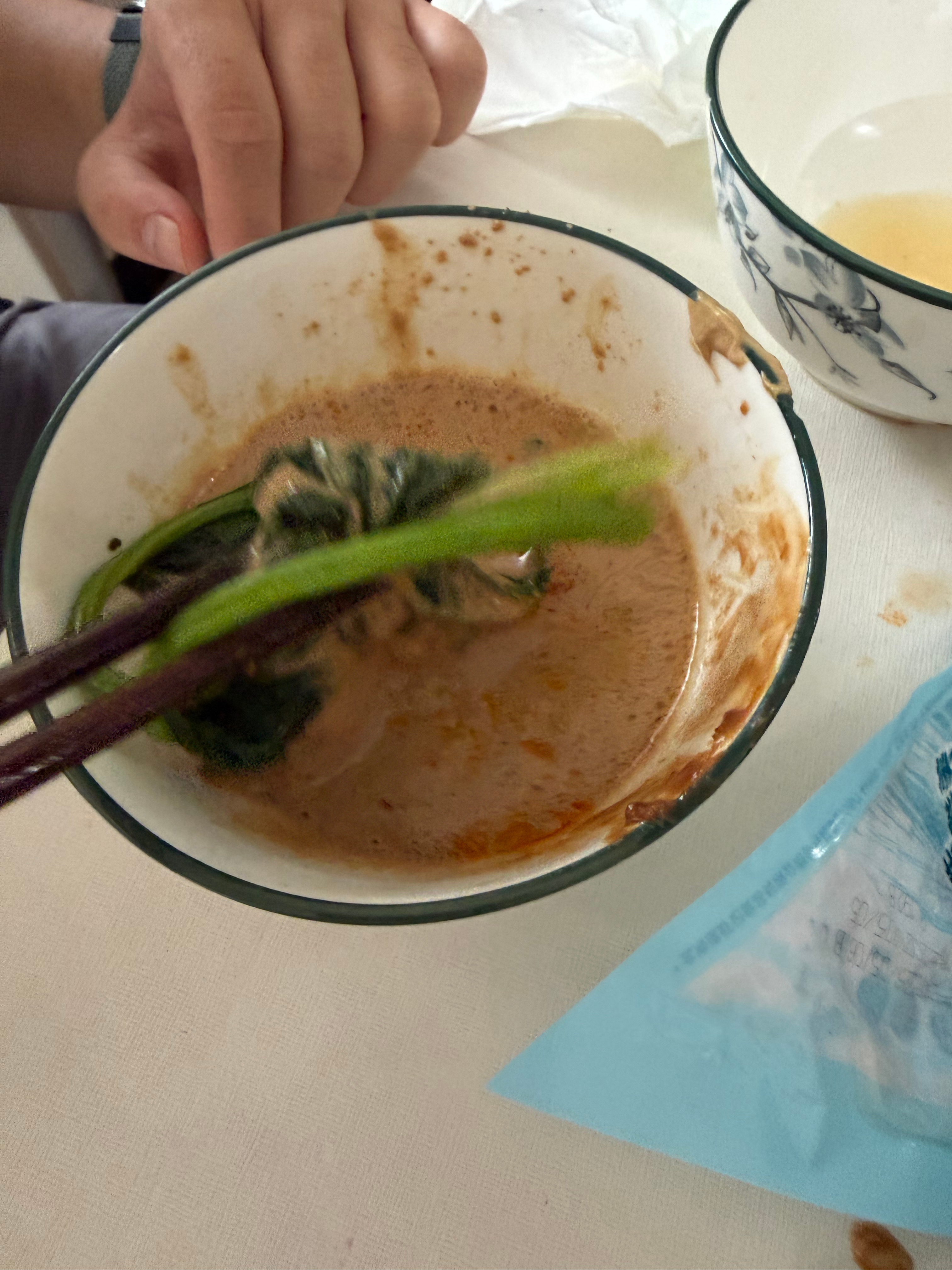 来我妈家吃火锅了砍刀一边吃一边宣讲自己的健康饮食结构