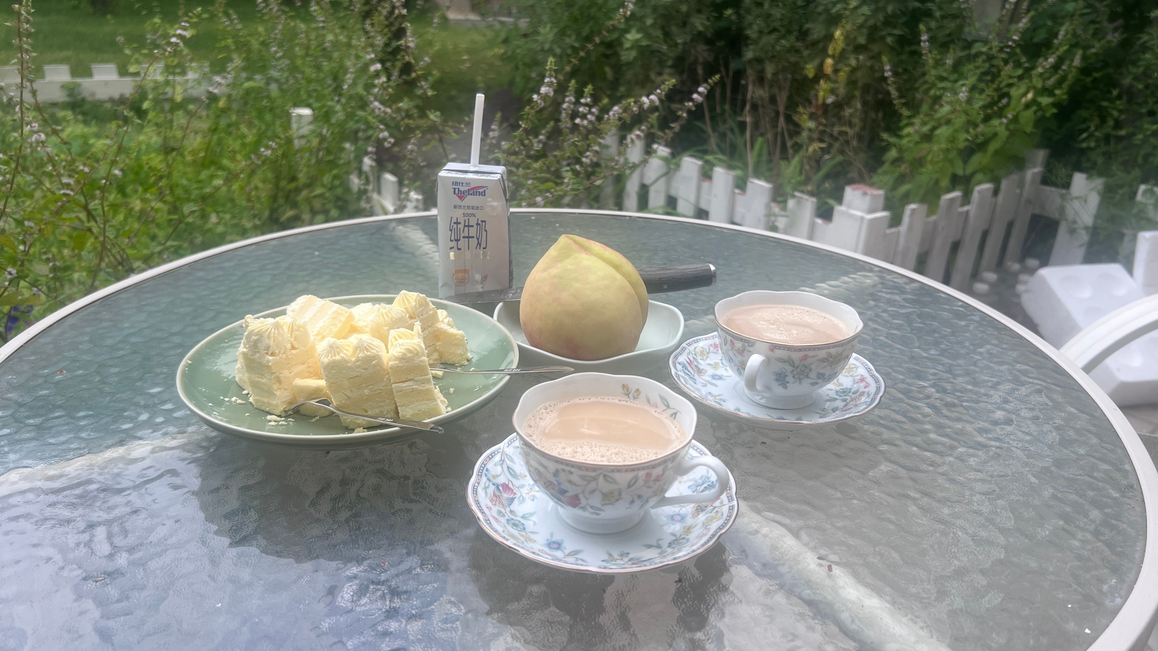 今日采摘后的早餐，以及来自夫人河北老家的深州蜜桃🍑。[哈哈] ​​​
