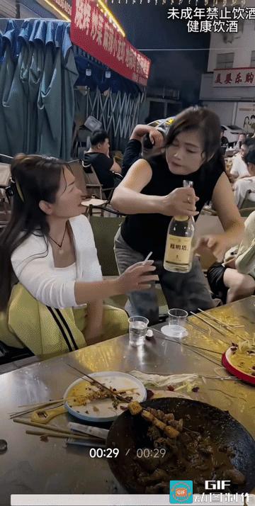 男人喝酒疯狂，女人喝酒发彪。
一个敢想，一个敢让，一个敢喝，一个比一个虎，她舍得