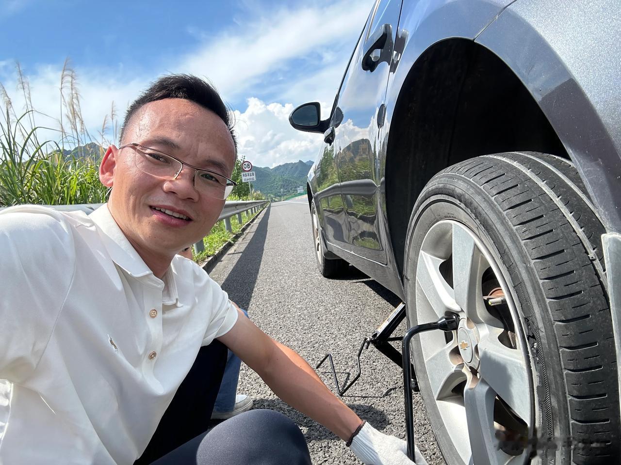 遇到爆胎不要急，先发个朋友圈。路途不会总那么一帆风顺，但一定得有个好心态呀。[偷