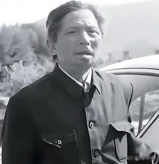他在松骨峰战斗中被美军燃烧弹烧成火人，带火扑敌后滚下山崖昏死，被载入军史、写入《