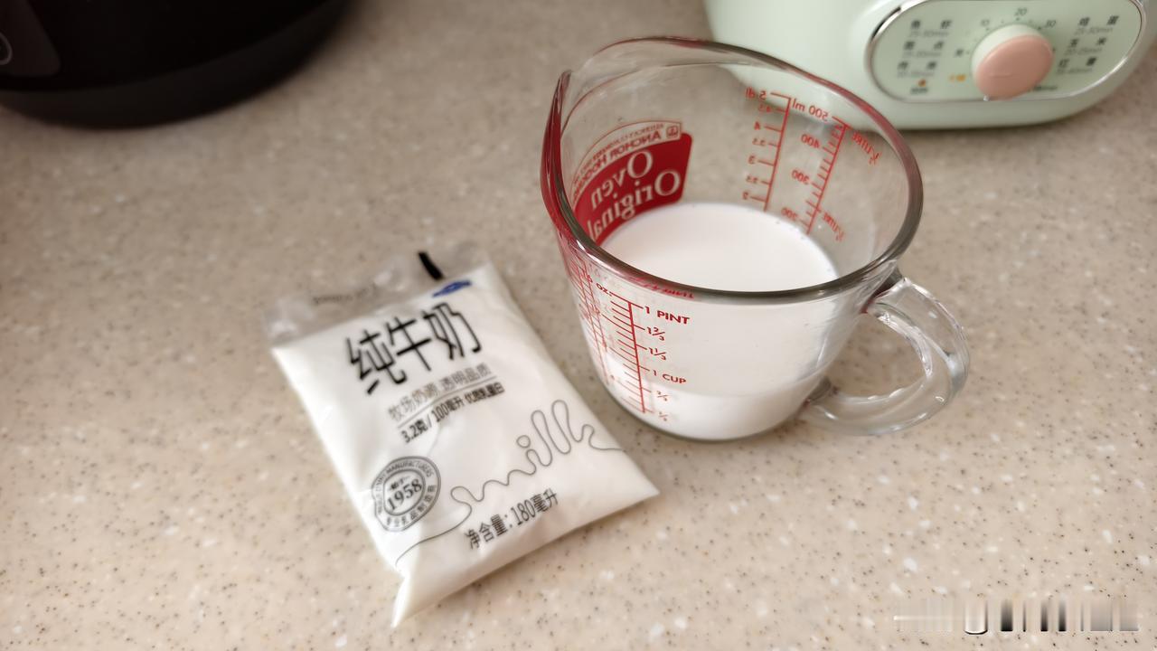 今天早餐简单，就做了一个菜，拌油菜。
一会儿要去送站，早餐简单吃点，快点收拾利索