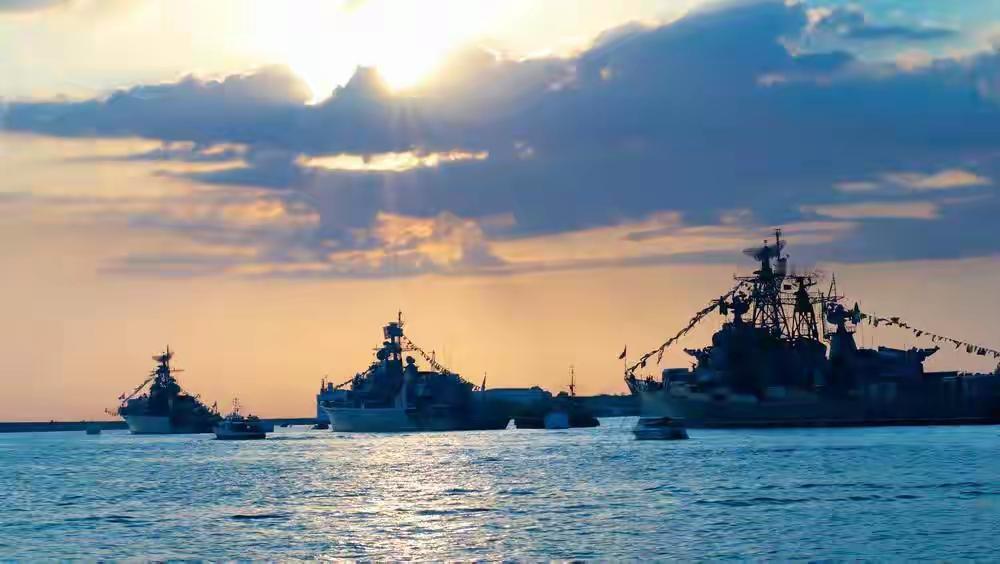 15艘美舰堵门，伊朗强硬人设瞬间崩塌？真相戳破大国博弈底牌
 
霍尔木兹海峡风云