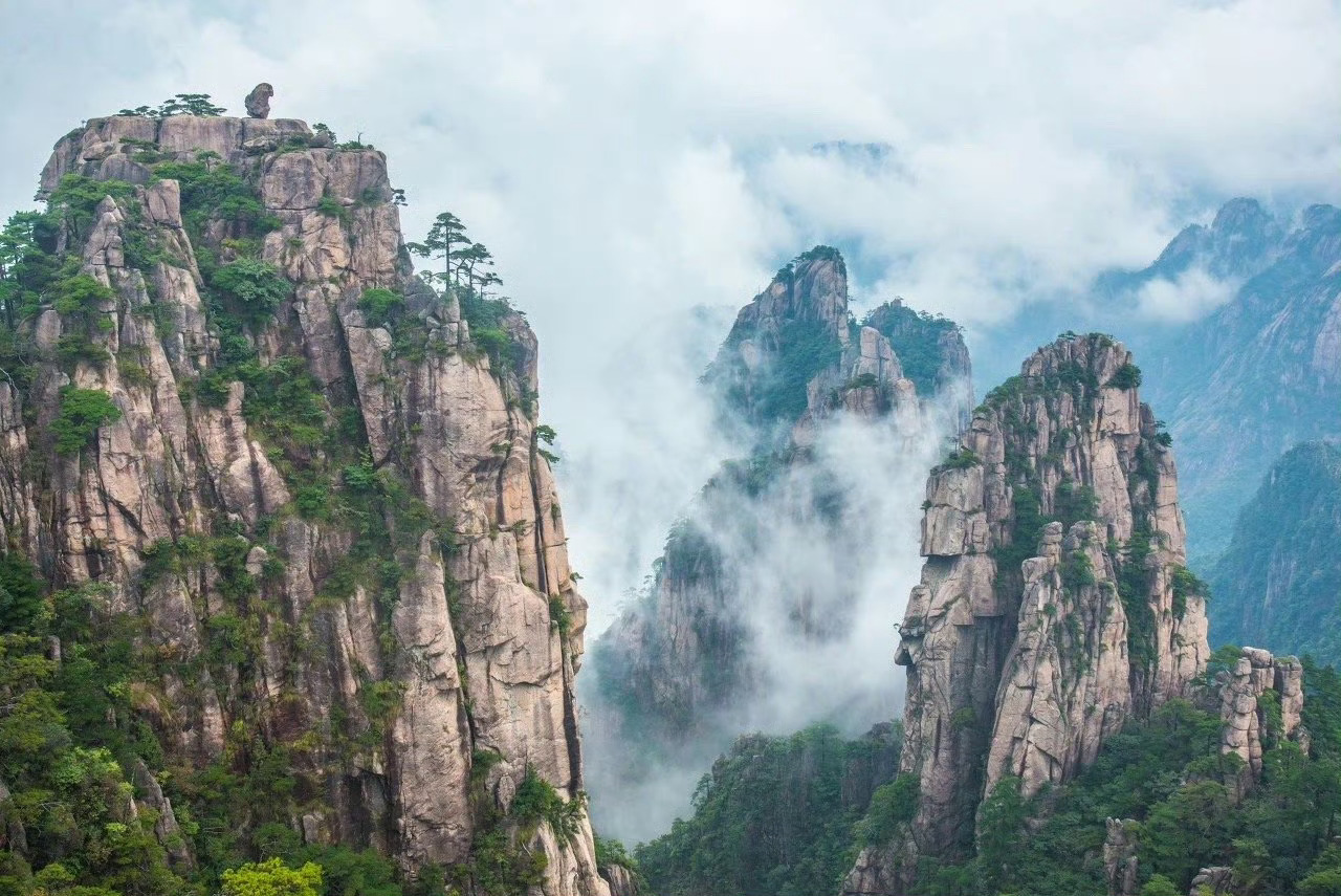 黄山，每当天空黯淡无光时，就变成了一幅水墨画般，黑白分明、清新淡雅。 