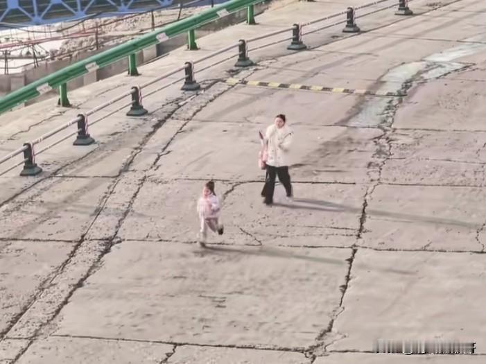 很喜欢看这个“只等待奔跑者”的船长的视频！就像这个视频里，船要开了，母女俩一路狂