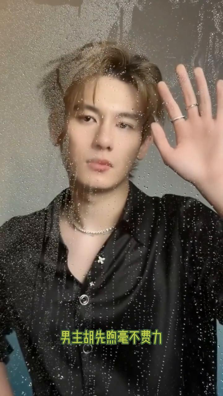 没想到周也恋情曝光的影响力居然这么大。之前网传的潮热雨季未解之谜本来是平一番，结