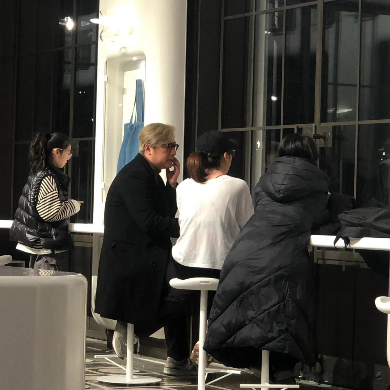 王岳伦被偶遇在上海喝咖啡，李湘在湖南晒照在游泳，王诗龄的爸妈一个比一个悠闲。而且