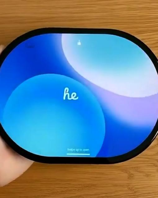 刷到一个网友用AI做的半圆形折叠手机，这么宽的黑边有种诡异的熟悉感，但想不起来像