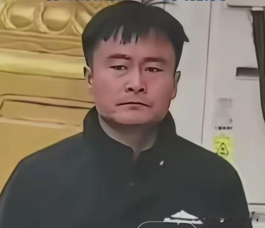 这几天东北正冷得厉害，有个叫姚某的通缉犯在长岭县附近躲藏着。警察说这家伙穿黑衣服