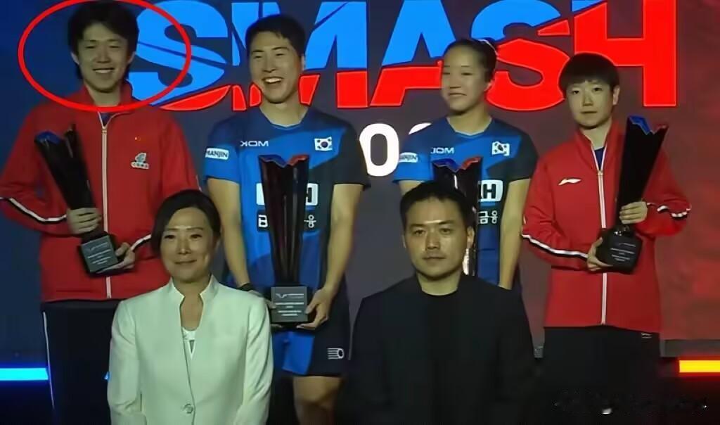 不知道大家发现没有，在混双的颁奖仪式上，输掉比赛的王楚钦一反常态，没有闷闷不乐，