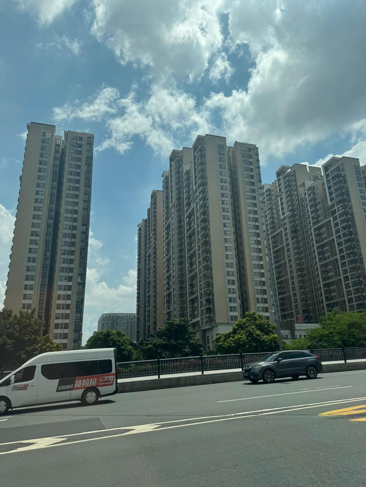 广州猎德村的土豪，实在太憋屈了吧，竟然住在那么差的楼上。
 
今天一个朋友竟然这