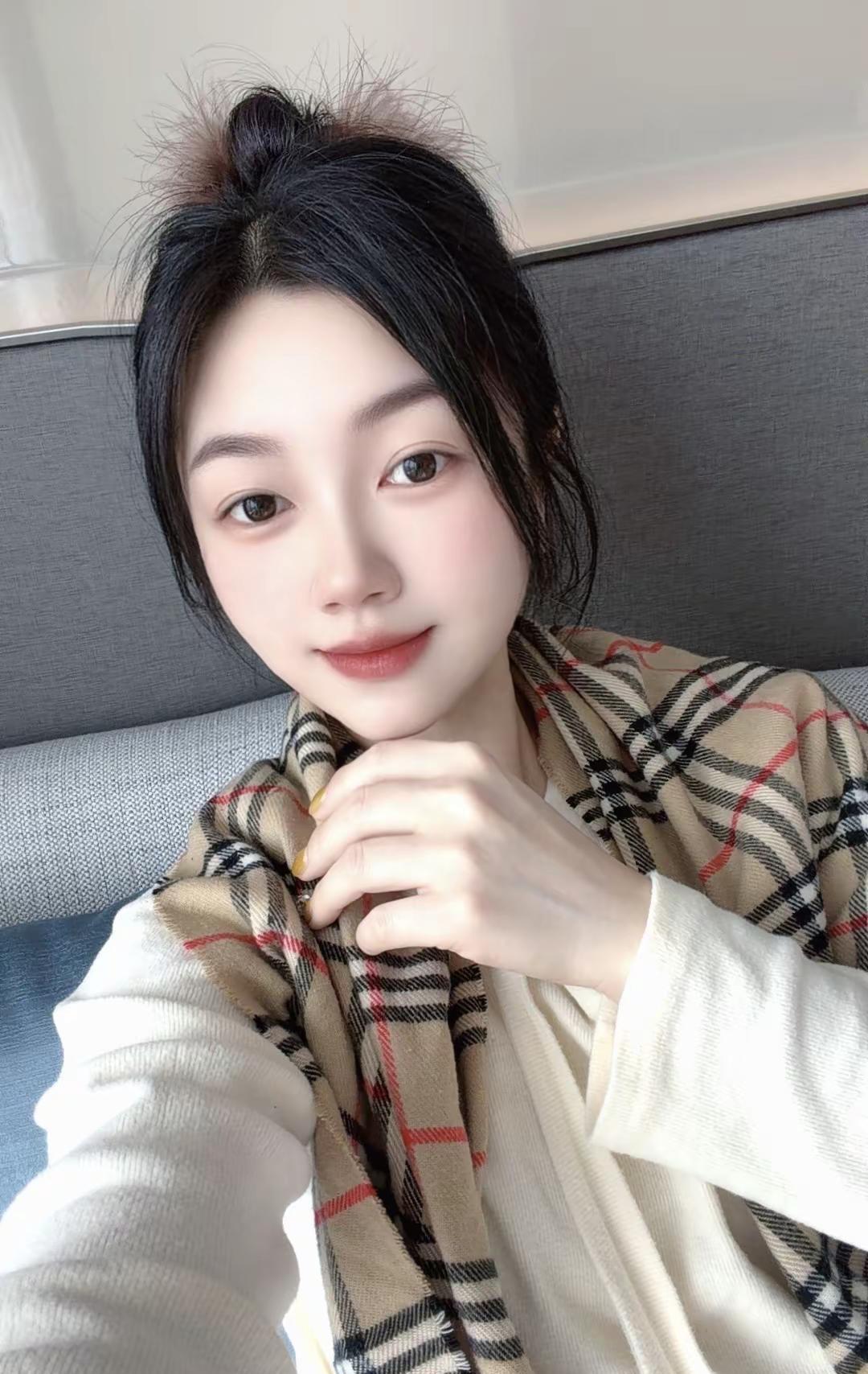 我想把自己养的软软糯糯 开开心心 穿得漂漂亮亮 说话温温柔柔 一副与世无争的样子