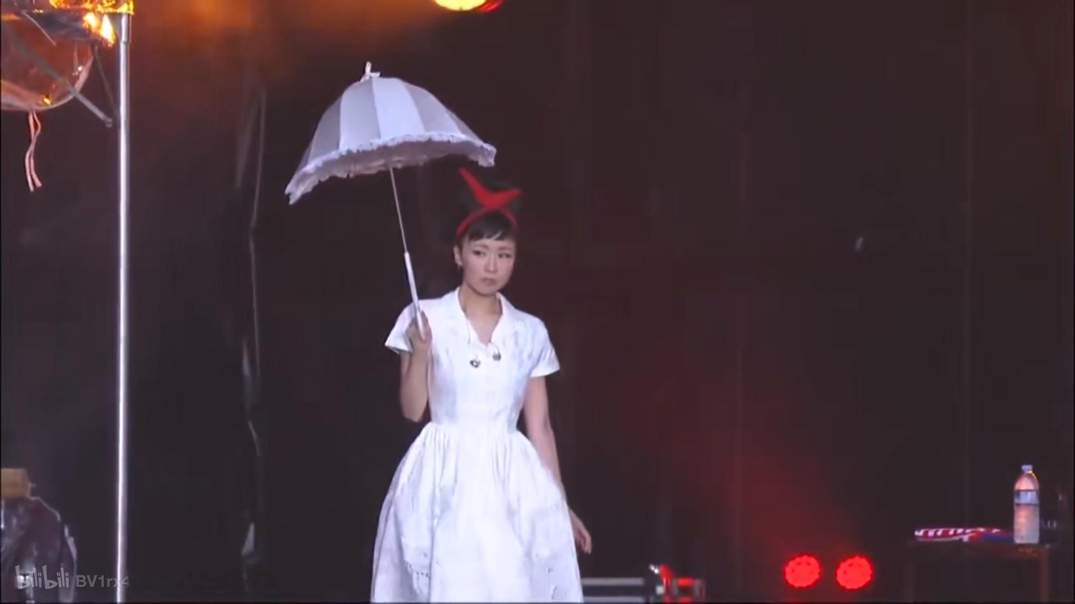一位美丽女子就这样优雅走来