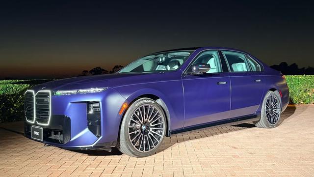 据 Car and Driver 报道，2027 款宝马 M760 xDrive