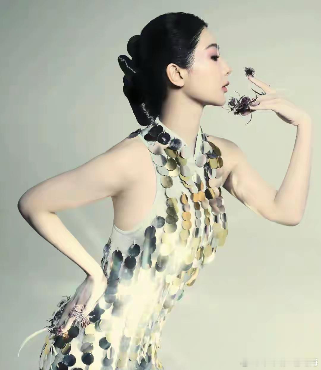 杨紫全新时尚穿搭画报惊艳上线，直接美出全新高度，妥妥的顶级大片既视感，让人一眼沦