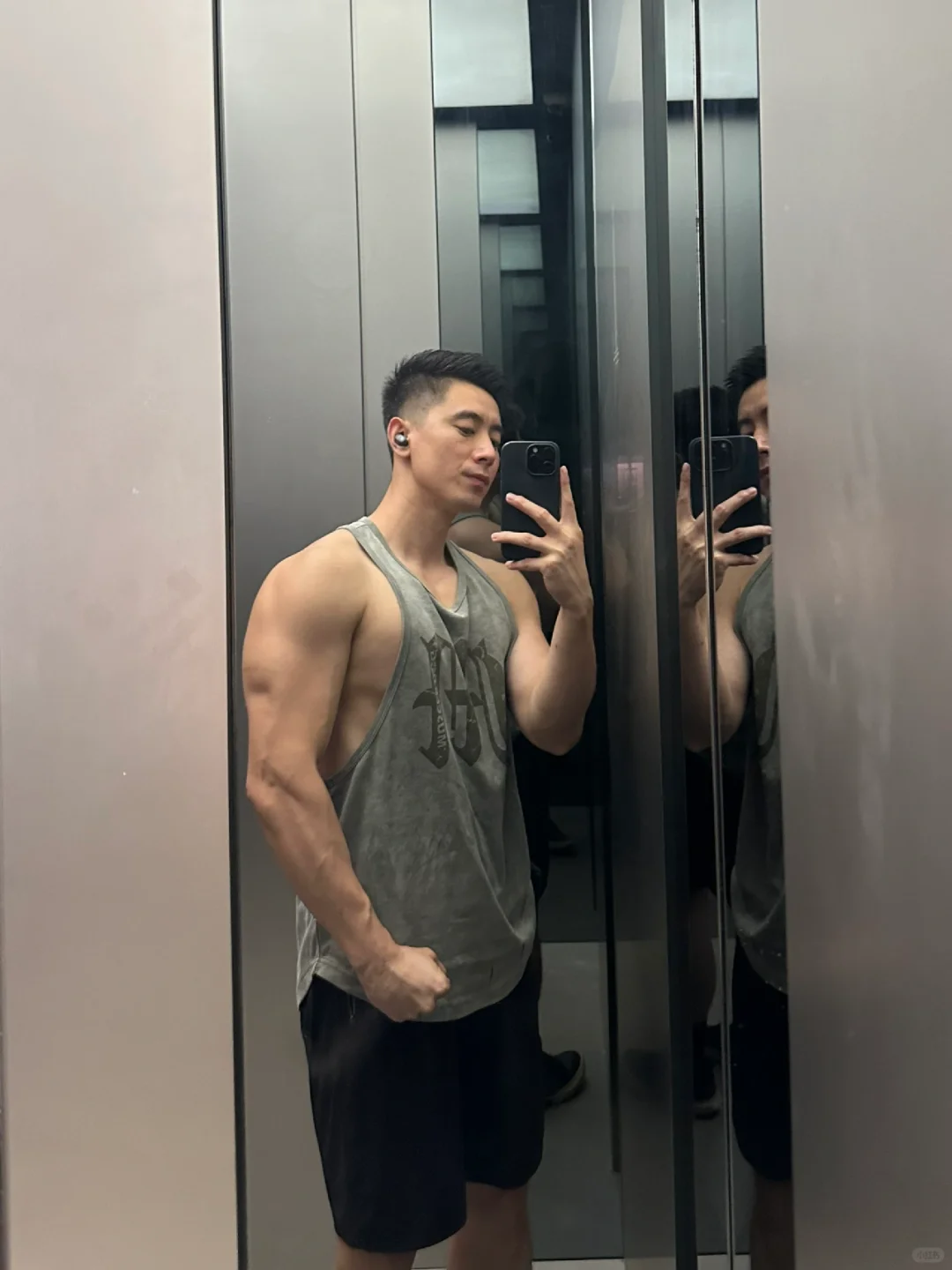 健身人不放过任何一个能自拍的镜子