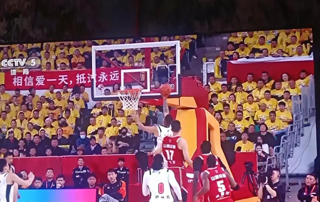 14次失误=送22分！
 
山西上半场自己挖坑，广东笑纳快攻。迪亚洛8分，萨林杰