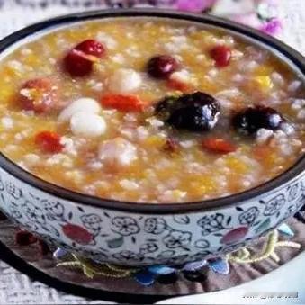 今天自己做的发糕和八宝粥。做八宝粥容易，几种食材一起加在一起熬煮就行，就是时间问