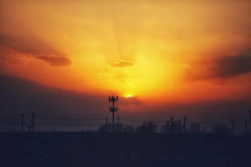 上联：晚山藏落日；
下联：晨海映朝霞。