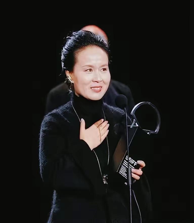 她这样等于把丈夫又“杀”了一遍。群众的眼睛是雪亮的。故意伤害致人死亡，做了10年