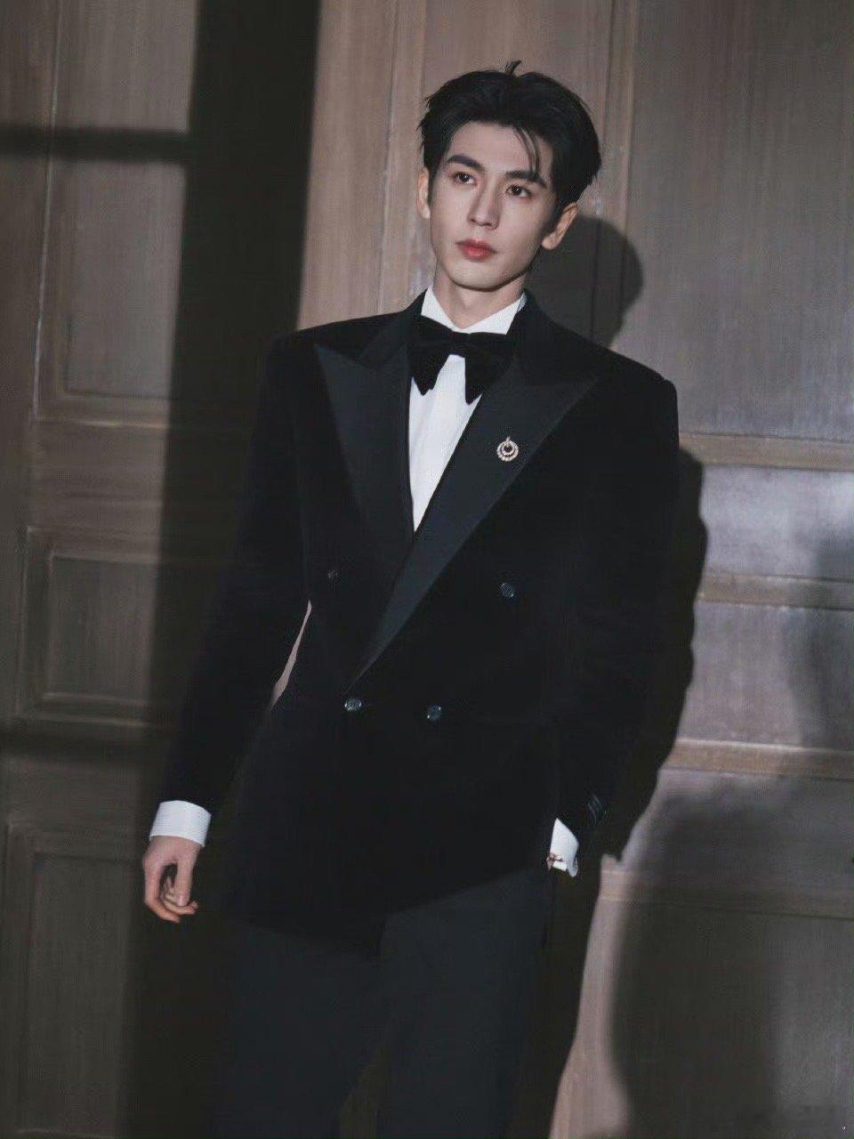 张凌赫第二套look张凌赫蒋峤西回归张凌赫第二套look，推眼镜这一下，[污][