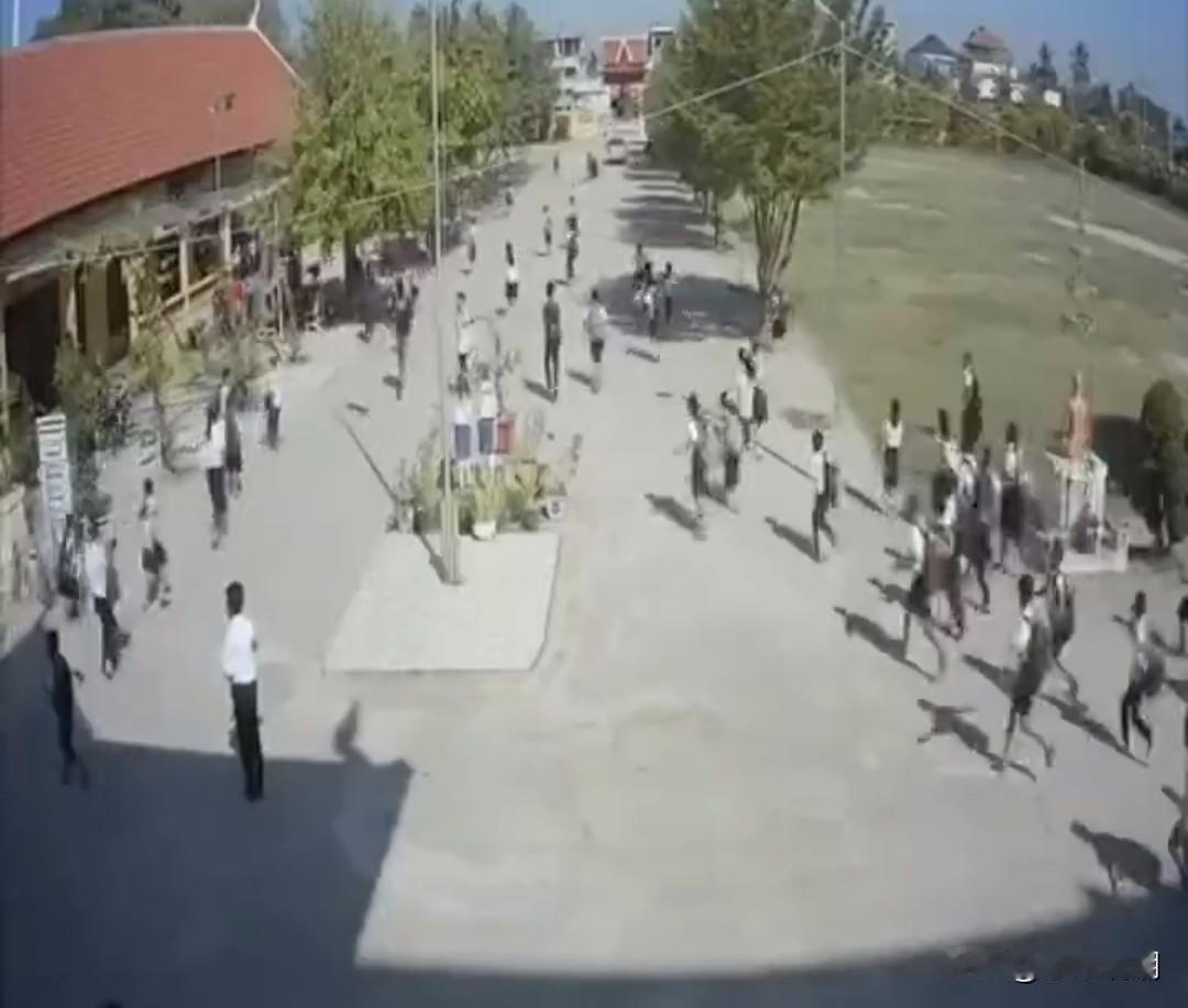 ▶️ 突发快讯！12月24日，泰国空军的T-50战斗机在柬埔寨巴塔姆班省的巴南地