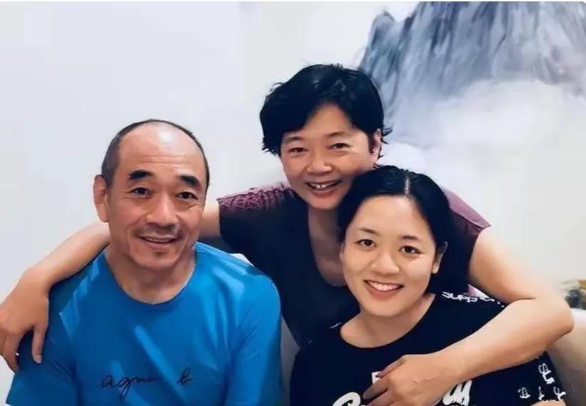 这一家三口真幸福，老戏骨陶泽如还真是实至名归，如今71岁了依旧和蔼可亲，风度翩翩