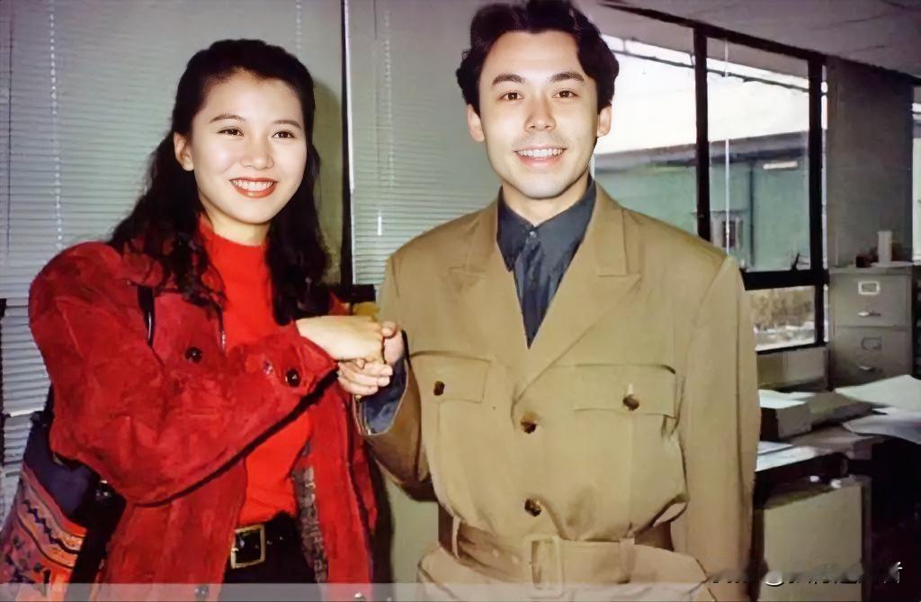 这张照片拍摄于1991年，27岁的雷宇扬刚参演完TVB处境剧《我爱玫瑰园》，在剧