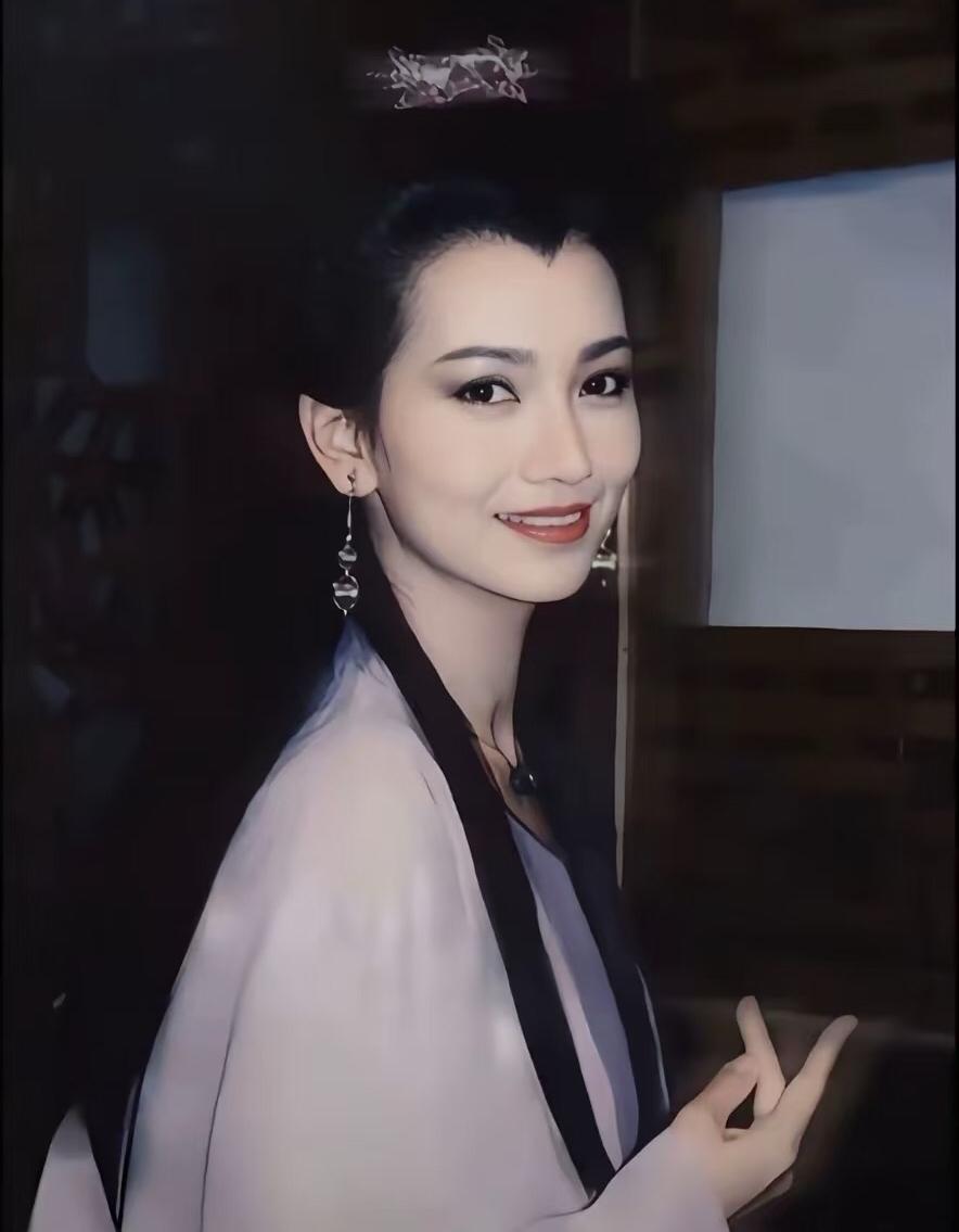 怎么会有人这样问，
这个长相怎么会过时什么时候都是顶流，
注定吸引所有观众的目光