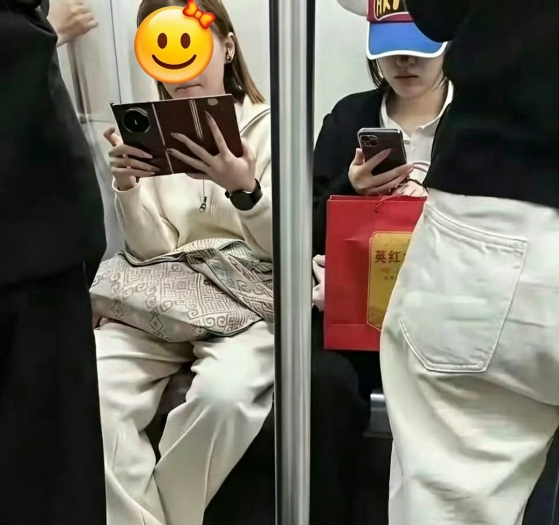 要不说地铁是文学的温床上下班坐地铁人太多了，看看手机也不方便。近距离的就走路，远