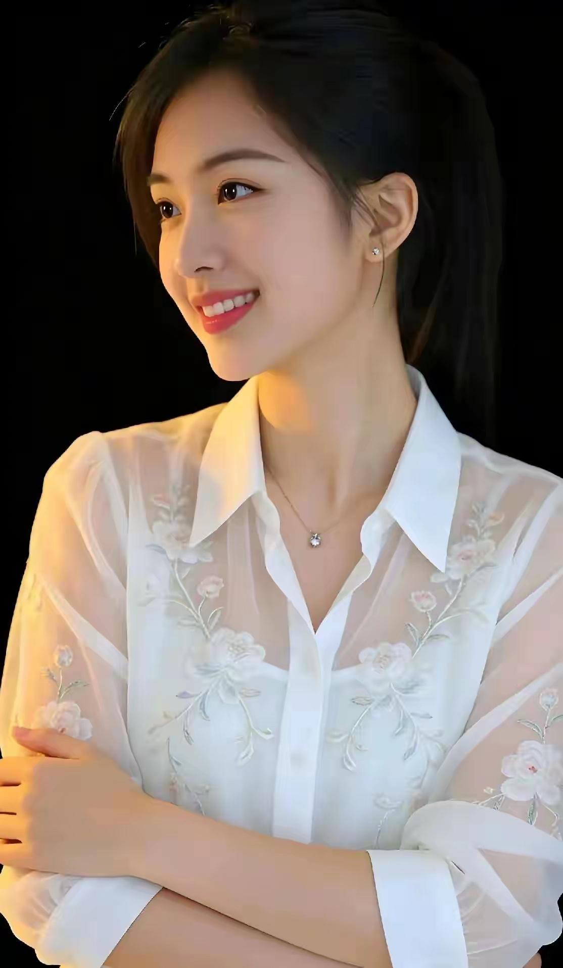 短袂罗衣增秀色，含情默默动心田