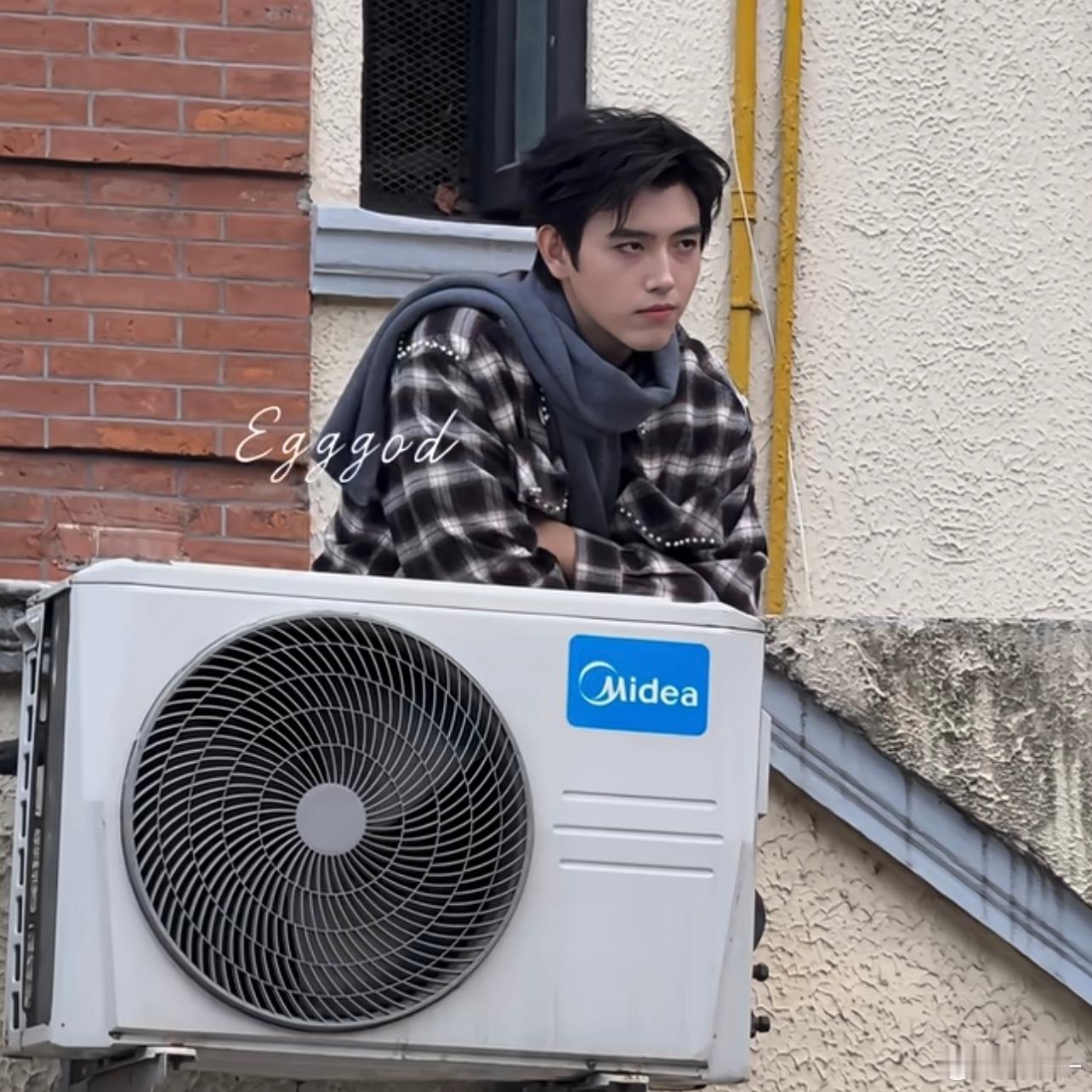 还以为陈飞宇蹲在空调机上面哈哈哈 