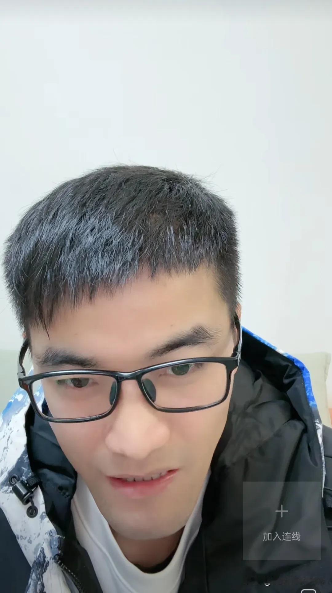 郁豹豹现在活的是自由自在，怎么开心怎么来。郁豹豹闲的时候就直播连线。连线一些被拐