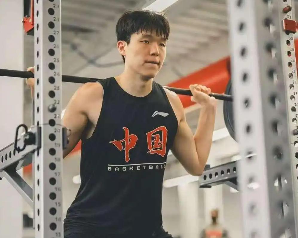 杨瀚森下赛季在开拓者，预计能场均打20分钟左右。
 
艾顿是目前开拓者的首发中锋