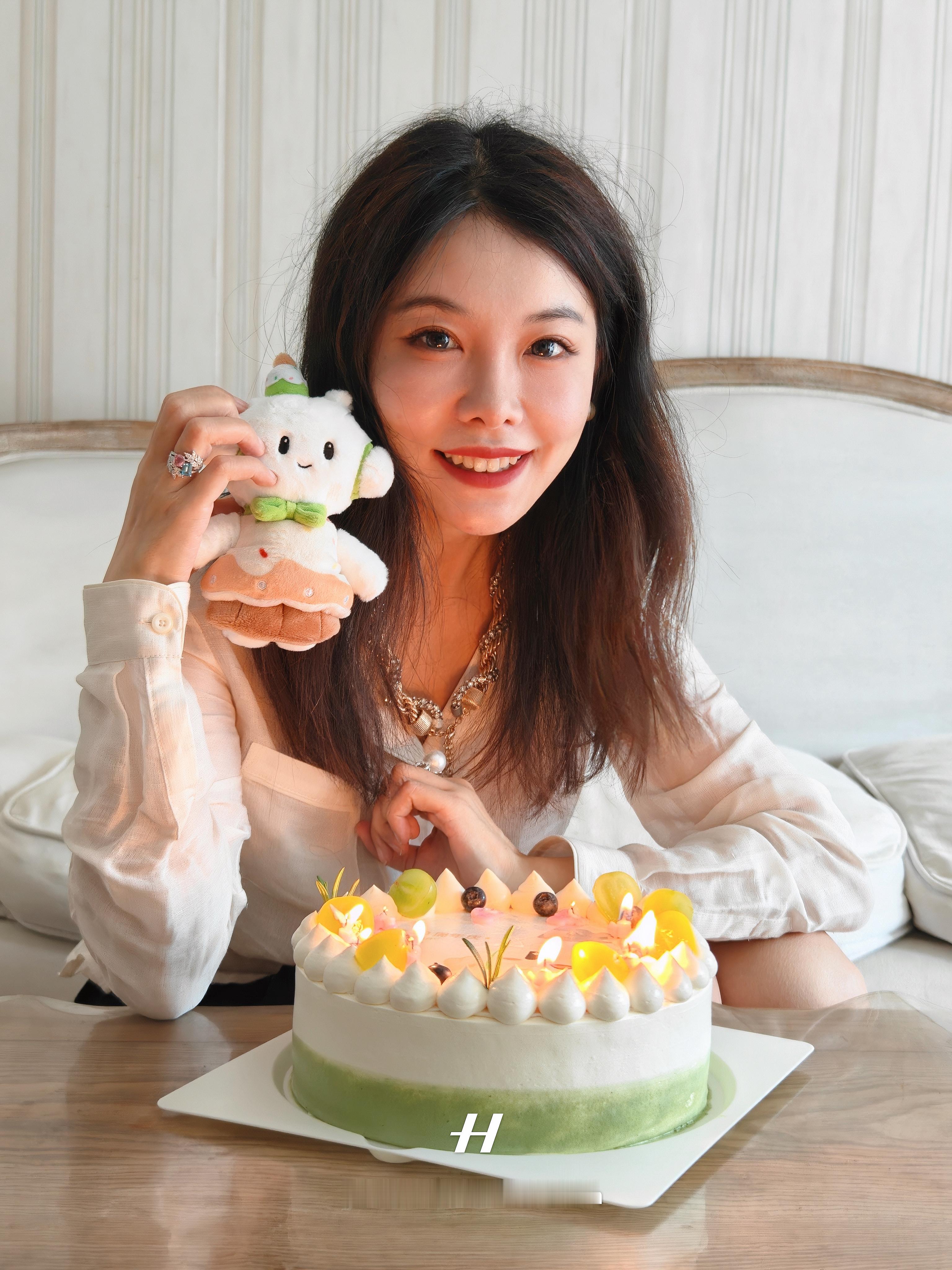 收到OPPO 30周年的惊喜盲盒和蛋糕啦！🎂✨2017年，因为一台OPPO R