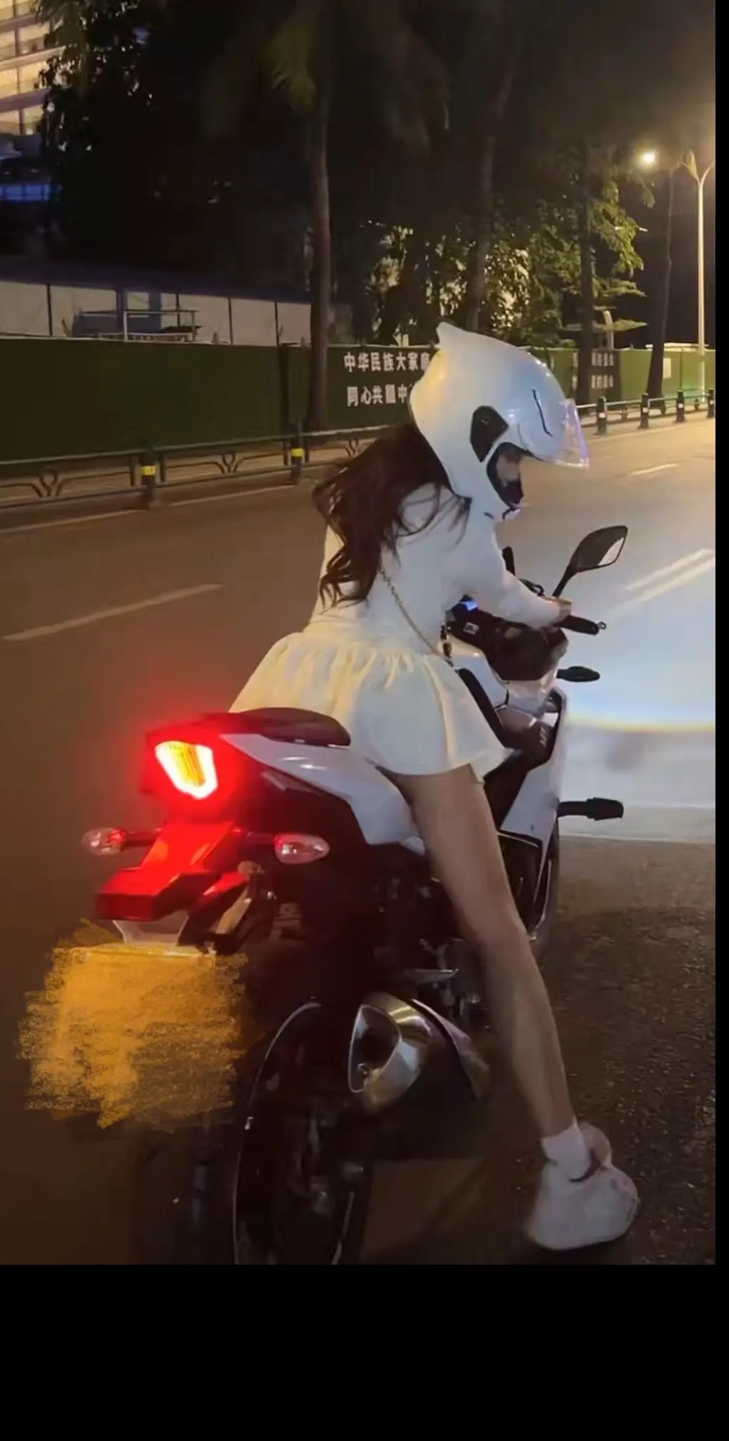 最放松的状态  大概就是骑着我的小小r  听着最爱的音乐  享受风景和自由