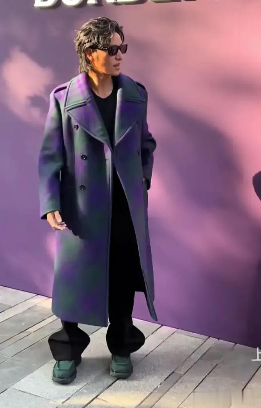 笑不活了！陈坤这一身大衣把176cm的他，硬生生秒变146cm[尬笑][尬笑]
