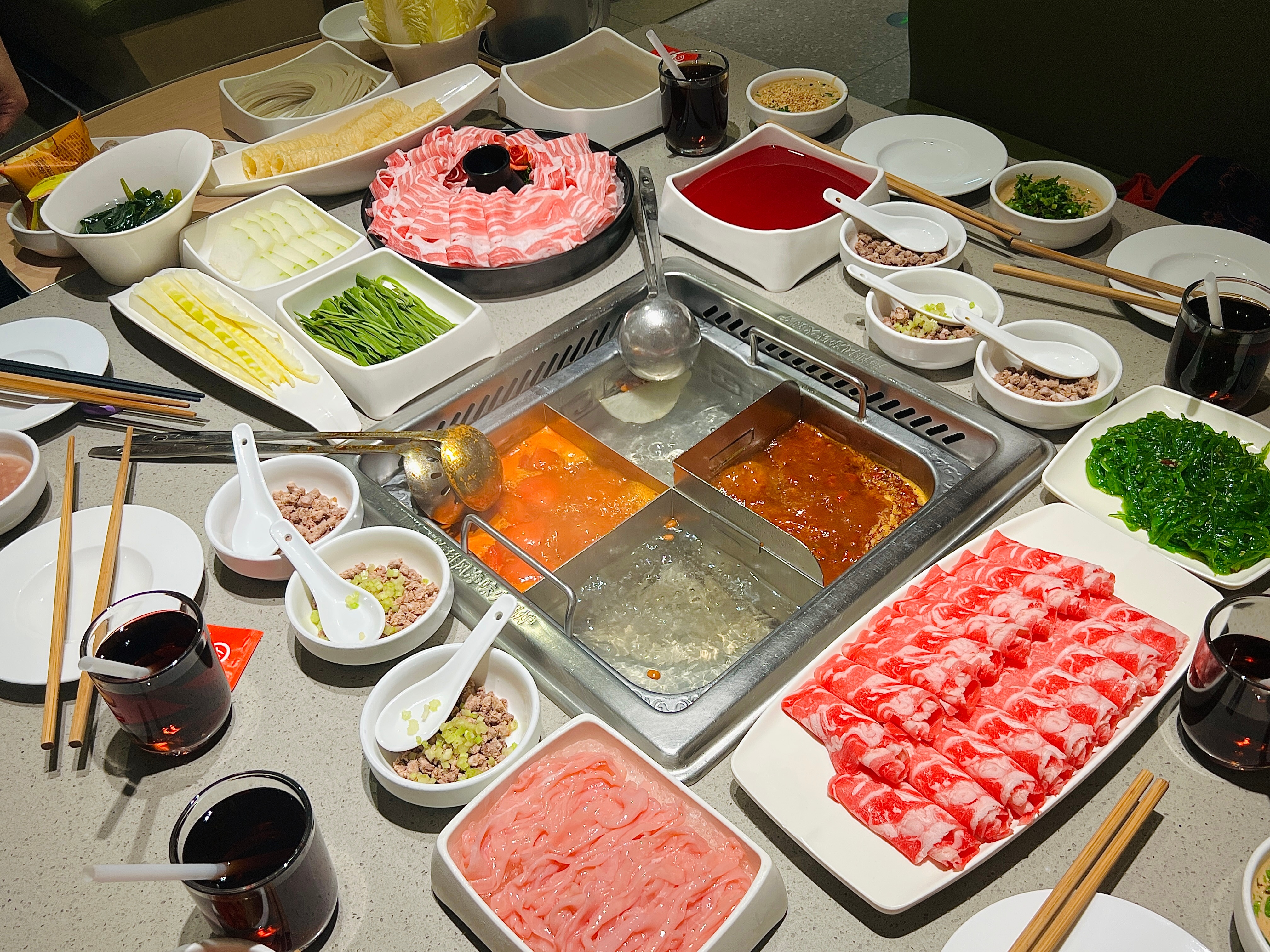 从中午12点吃饭吃到下午7点去唱歌一天把白酒红酒啤酒都喝了  ​​​