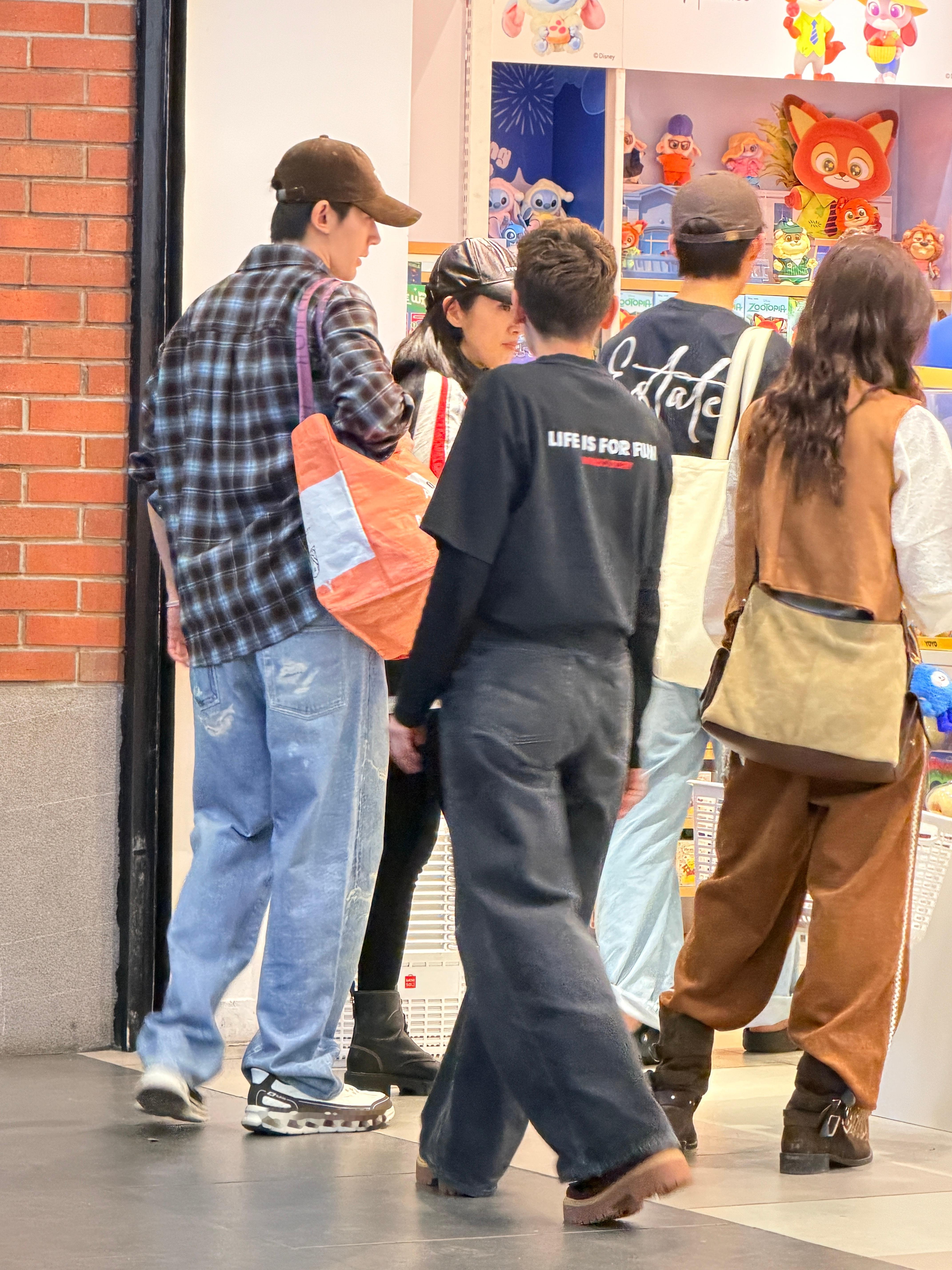 邓为墨西哥逛街背雷霆大包全网都在蹲邓为名创优品购物清单，好想知道他挑了哪些实用又