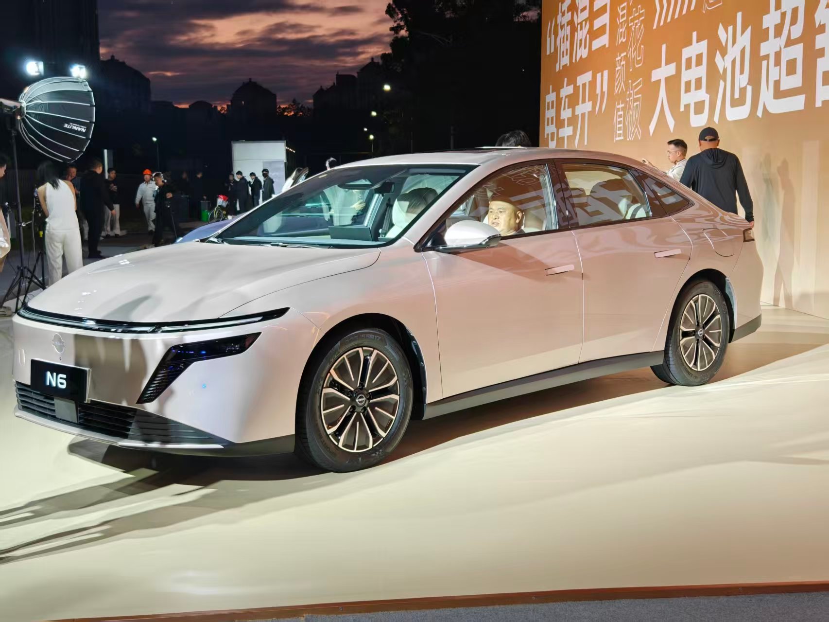 在广州看看N6发布会。其实都给大家体验过了，今天是技术发布会，可能最多有一个预售