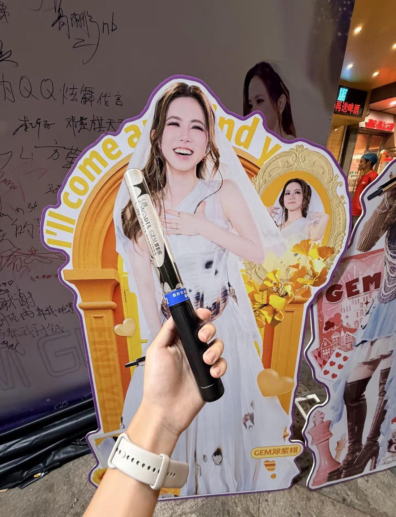 吃个饭遇到邓紫棋了！！！