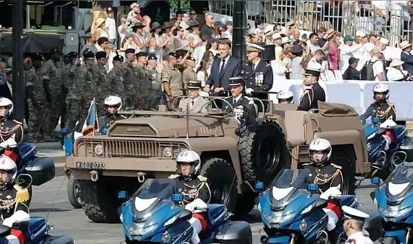 ​打道回府，白欢喜一场。法国足球队实力超群，这时候法国与西班牙比赛中。法国总统马